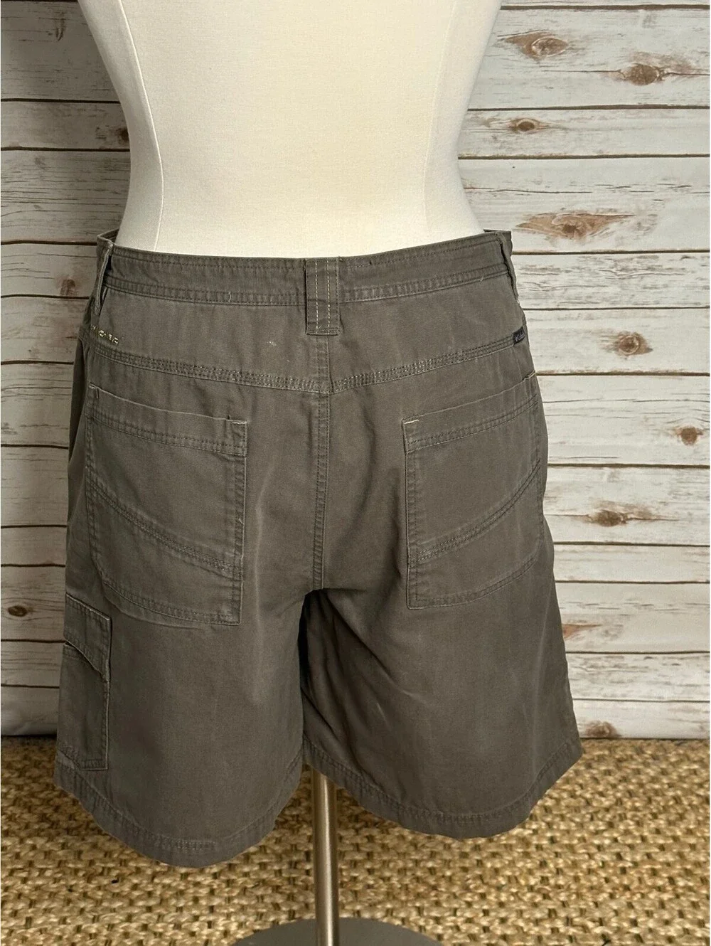 Columbia Omni-Shield khaki-grey cotton utility cargo shorts Size 40 gorpcore